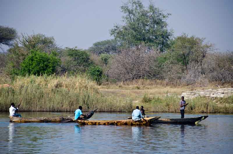 37 - Zambia - Kazungula - rio Zambeze - pescadores